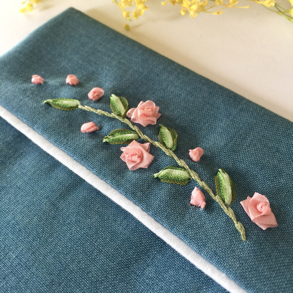 リボン刺繍のポケットティッシュケース 青×ピンク花 1枚目の画像
