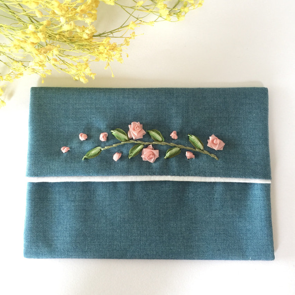 リボン刺繍のポケットティッシュケース 青×ピンク花 2枚目の画像