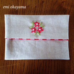 リボン刺繍のポケットティッシュケース　生成×赤チェック #3 1枚目の画像
