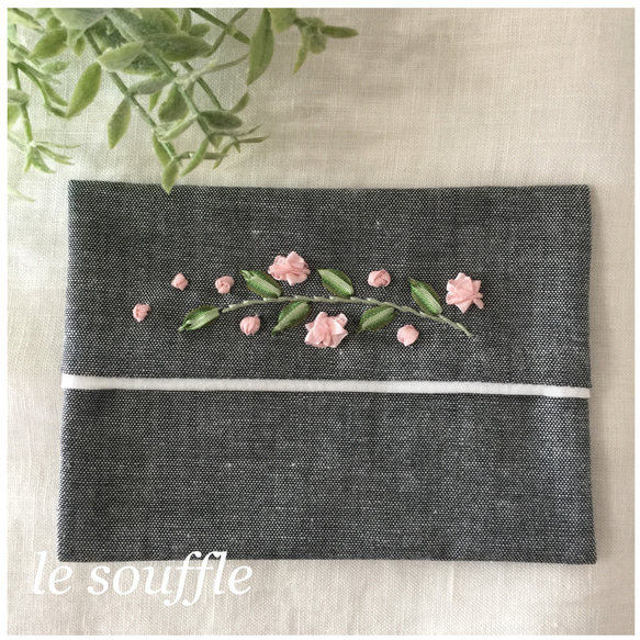 リボン刺繍のポケットティッシュケース グレー×ピンク花 2枚目の画像
