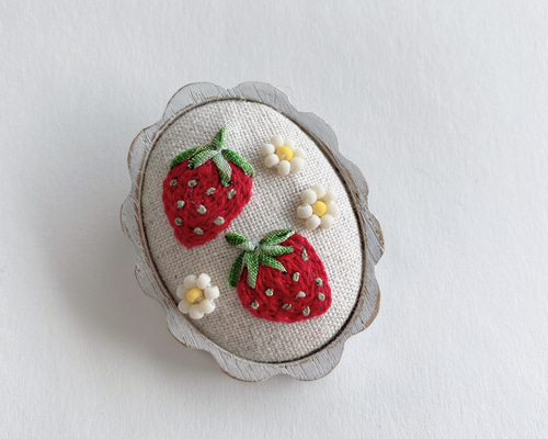 刺繍ブローチ　いちご 刺繍のいちごブローチ ブローチ le souffle 通販 8802710｜Creema