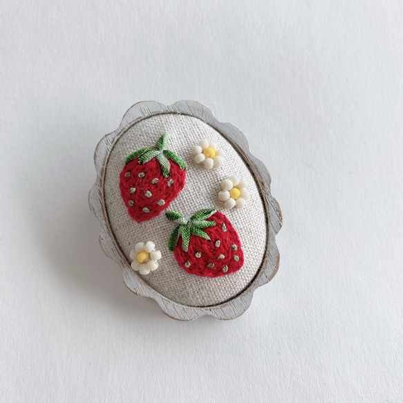 刺繍のいちごブローチ ブローチ le souffle 通販 8802710｜Creema