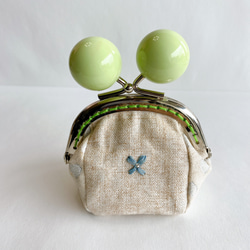 リボン刺繍の飴ちゃんガマ口 ウサギとケーキ 3枚目の画像