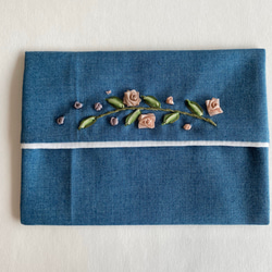 <難あり>リボン刺繍のポケットティッシュケース 青×グラデーション 1枚目の画像