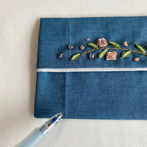 <難あり>リボン刺繍のポケットティッシュケース 青×グラデーション 3枚目の画像