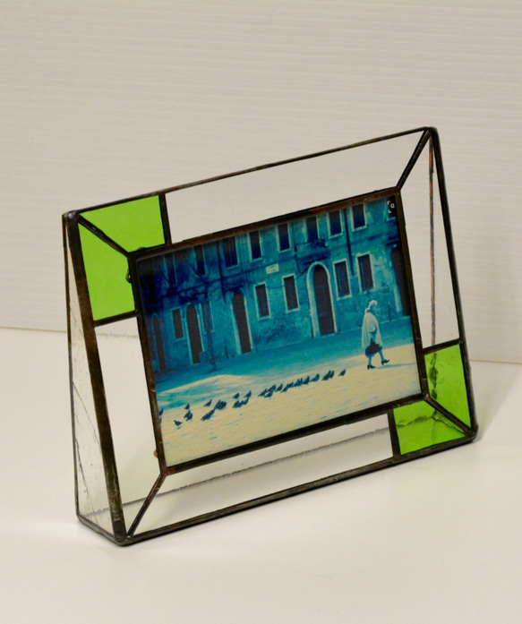【8/7まで送料無料（Creema限定）】ビンテージ風ガラスを使った深い味わいのあるフォトスタンド(グリーン) 4枚目の画像