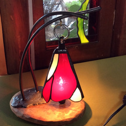 ヨーロッパのアンティークガラスとオリジナル木台を組み合わせたハンギングランプ[赤] 1枚目の画像