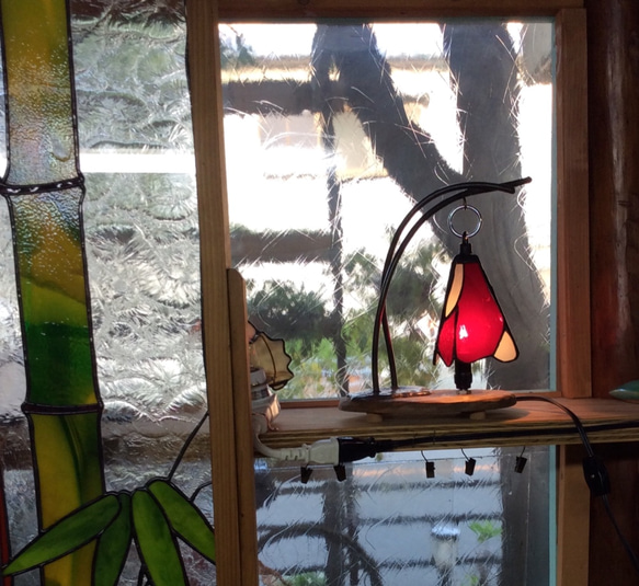 ヨーロッパのアンティークガラスとオリジナル木台を組み合わせたハンギングランプ[赤] 3枚目の画像