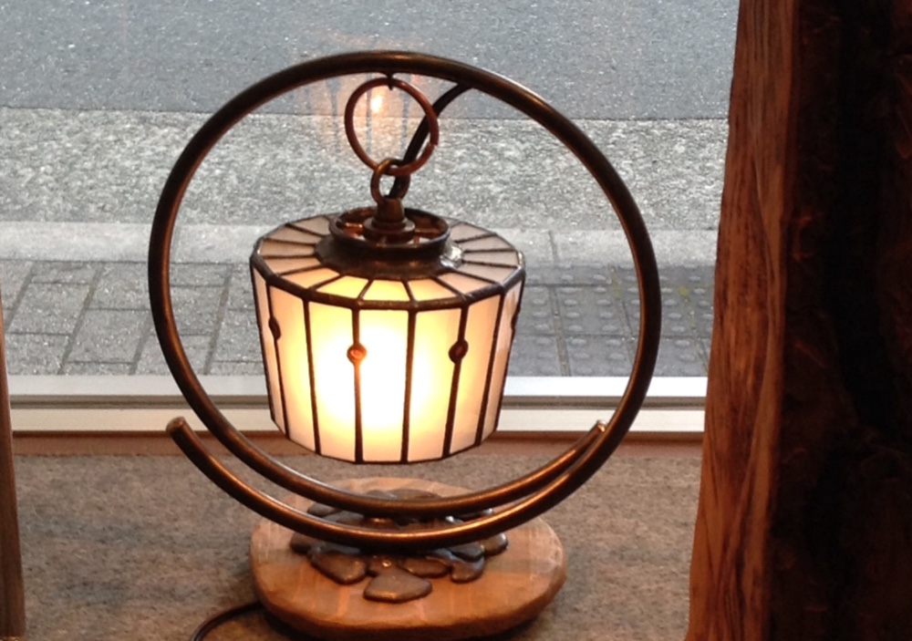 ［再販］「受注制作」ホワイトガラスに赤いドットのテーブルランプ