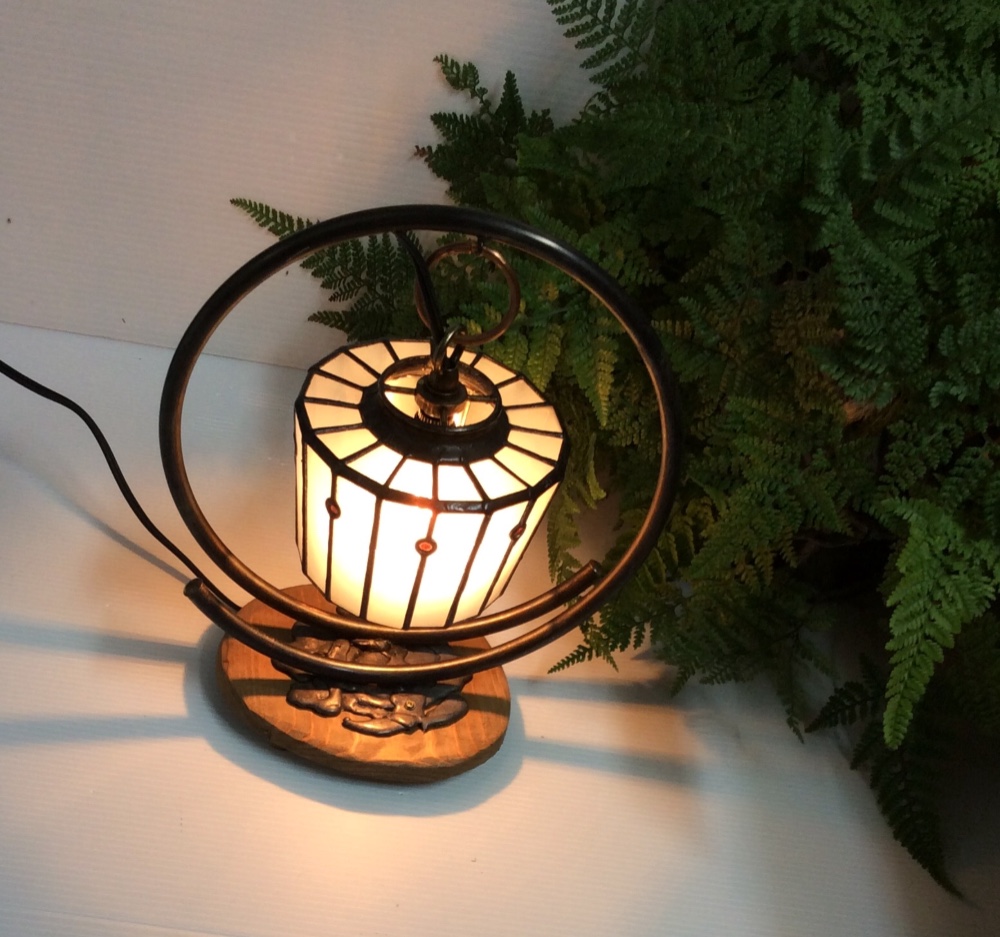 ［再販］「受注制作」ホワイトガラスに赤いドットのテーブルランプ