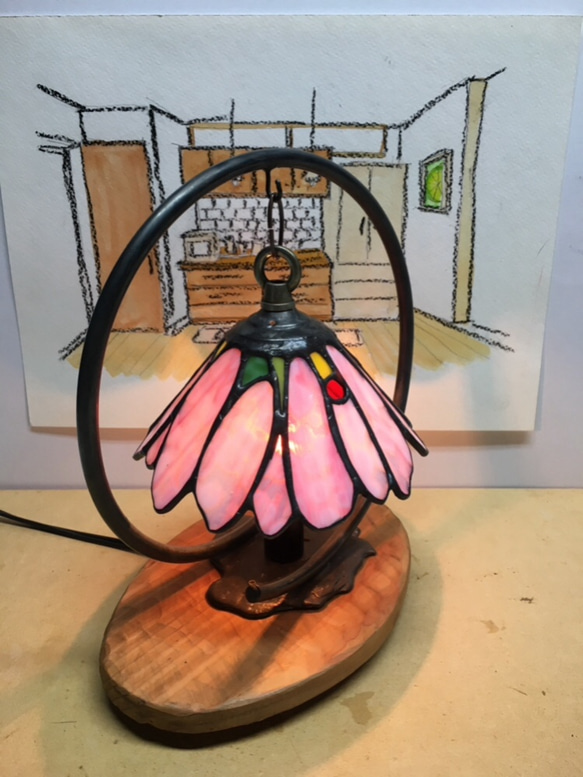 【受注後の製作】ピンクの花びら ループ木製台 テーブルランプ 5枚目の画像