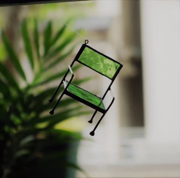 飛ぶ椅子サンキャッチャーグリーンステンドグラス製 1枚目の画像