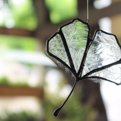 木の葉サンキャッチャーステンドグラス製”クリアーな色”吊り下げタイプ 1枚目の画像