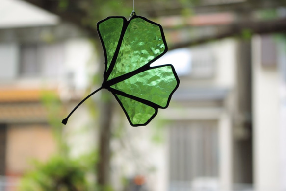 【再販】木の葉サンキャッチャーステンドグラス製”クリアーなグリーン色”吊り下げタイプ 1枚目の画像