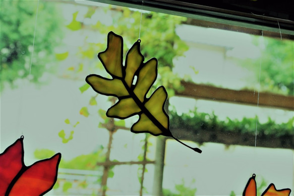 【受注製作】柏葉サンキャッチャーステンドグラス製窓辺を秋の装いインテリア落葉（モスグリーン) 3枚目の画像