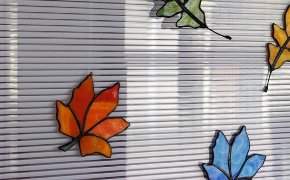 ⊹メープル⊹サンキャッチャーステンドグラス製”窓辺を秋の装いインテリア落葉（紅色） 3枚目の画像