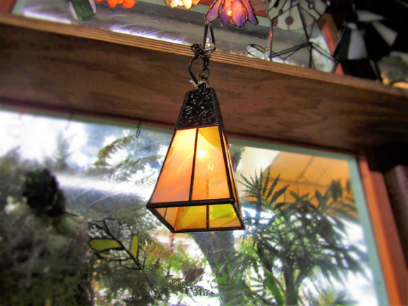 アンティークイエローの流れる小さいサイズの間接照明・吊り下げランプ・ライトアップ・ステンドグラス製 3枚目の画像