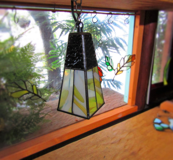 アンティークイエローの流れる小さいサイズの間接照明・吊り下げランプ・ライトアップ・ステンドグラス製 4枚目の画像