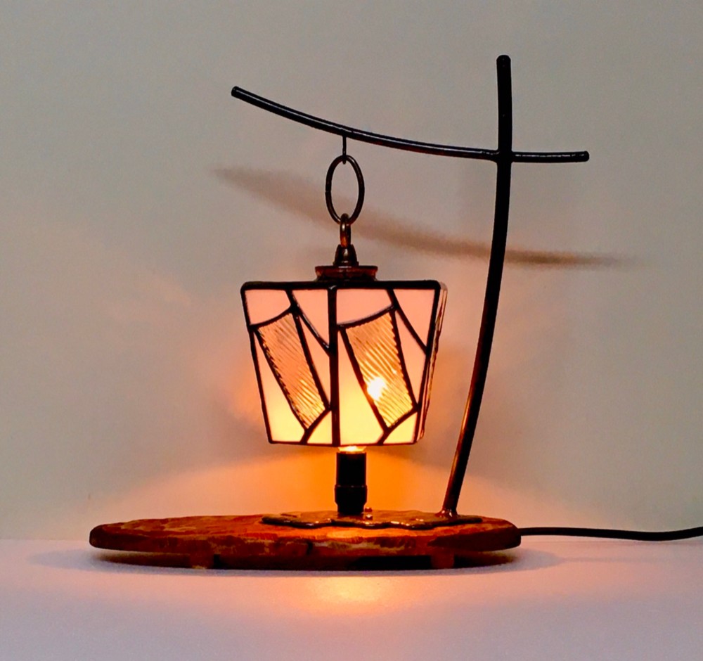 スタイリッシュ．テーブルランプ．ステンドグラス 28,470円