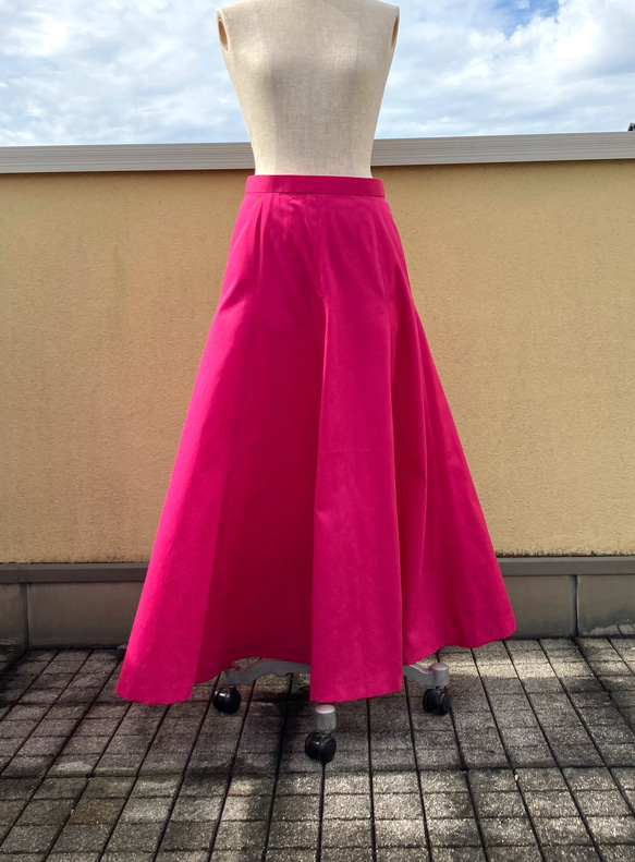 マゼンタ色のゴアードスカート 2枚目の画像
