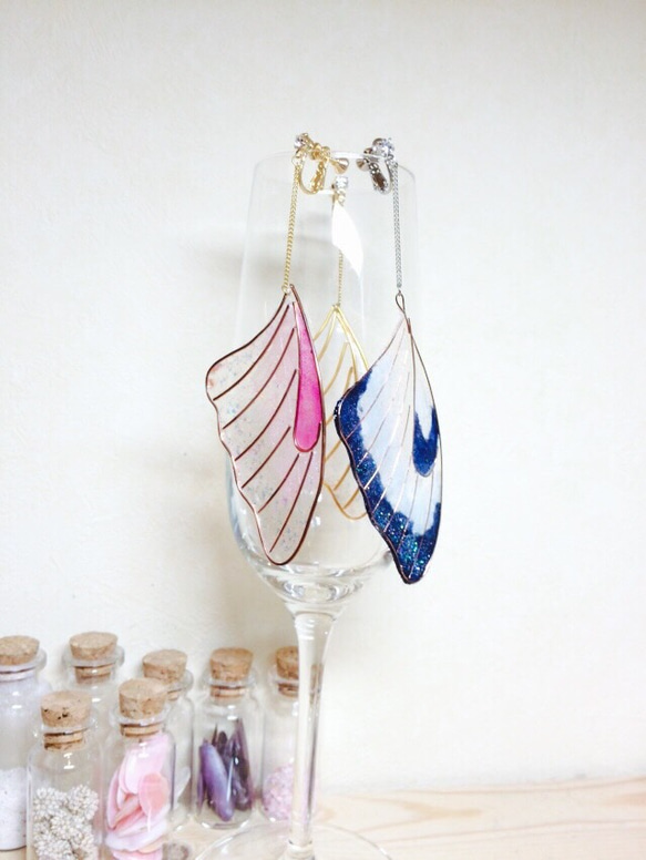 透明な翅のイヤリング（ピンク） 2枚目の画像