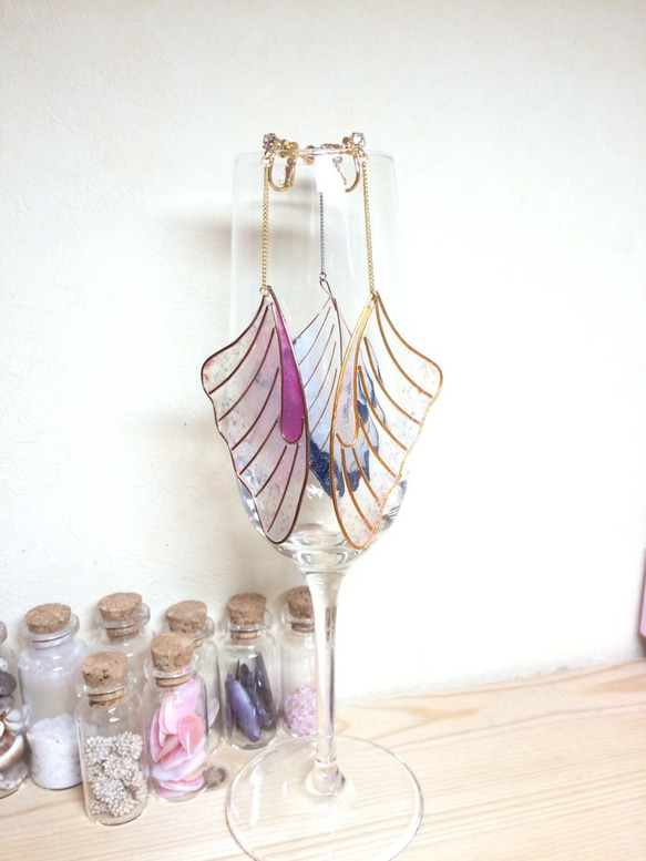 透明な翅のイヤリング（ペールピンク） 3枚目の画像