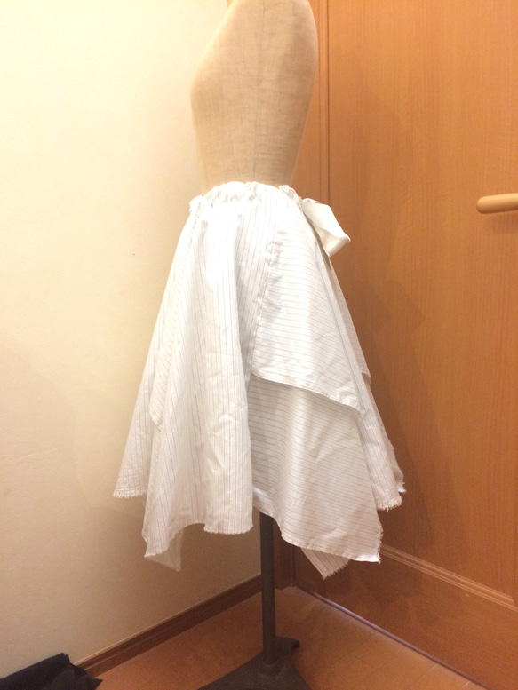 銀色ストライプのギャザースカート 1枚目の画像