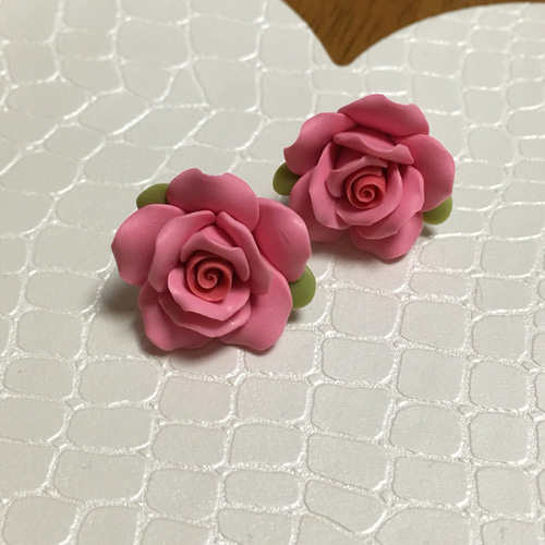 大きなピンク色の薔薇のピアス ピアス（その他） トシ 通販｜Creema 