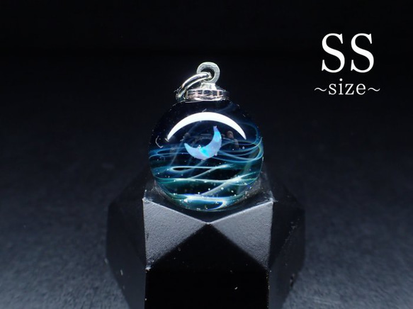 「月と雲海」ガラスペンダント SS size 1枚目の画像