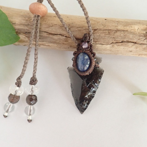 オブシディアン矢じり×カイヤナイト）連結マクラメペンダント