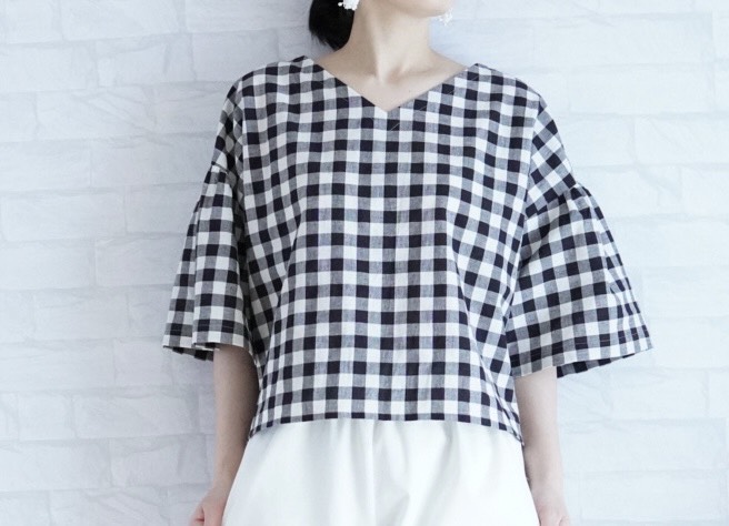 ギンガムチェック　白黒　コットンリネン　大人のTシャツ　ふんわりしたギャザースリーブ　気になるところはカバーして細見え