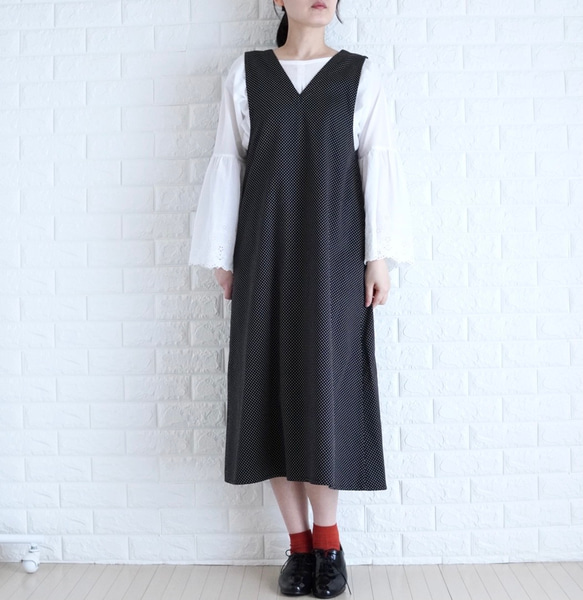 30％OFFスッキリきれい見え 後ろ姿もシャープなVネック