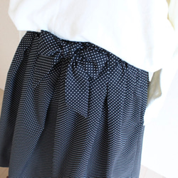 棉質斜紋棉布成人優雅大頭釘聚攏半身裙，黑色針點，膝下裙，緞帶腰帶 第4張的照片