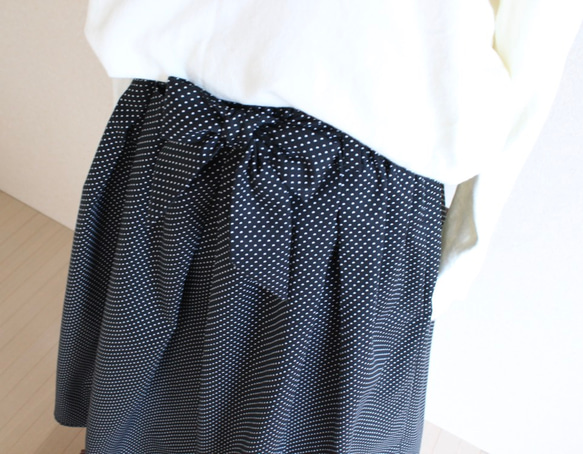 【コットンツイル】【ピンドット】タックギャザースカート ブラック  膝下スカート　リボンベルト付き 4枚目の画像