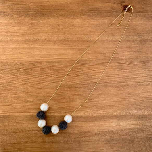 コットンパールとフェルトボールのネックレス キスカ×グレー 6枚目の画像