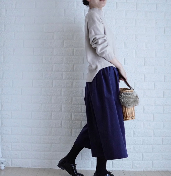 軽くてあったかい　春先まで着られる　コーデュロイ　ガウチョパンツ ギャザーパンツ　スカートパンツ　ワイドパンツ　ネイビー 8枚目の画像