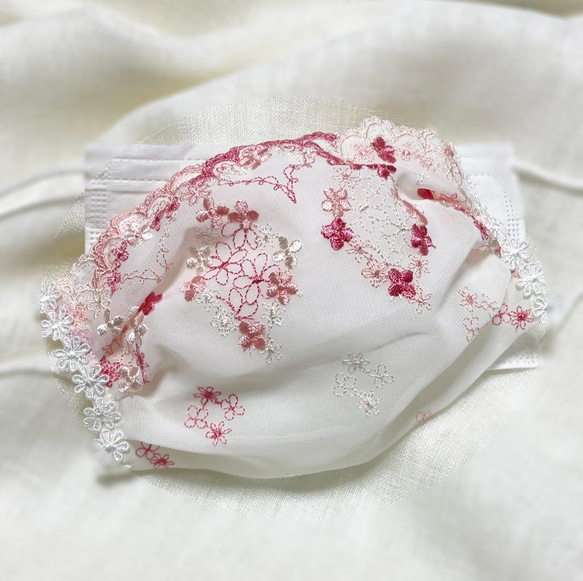 ♥♥不織布マスクだって、オシャレに着用したいという方に！！♥優しい小花シフォンレースの不織布マスクカバーです。♥♥ 1枚目の画像
