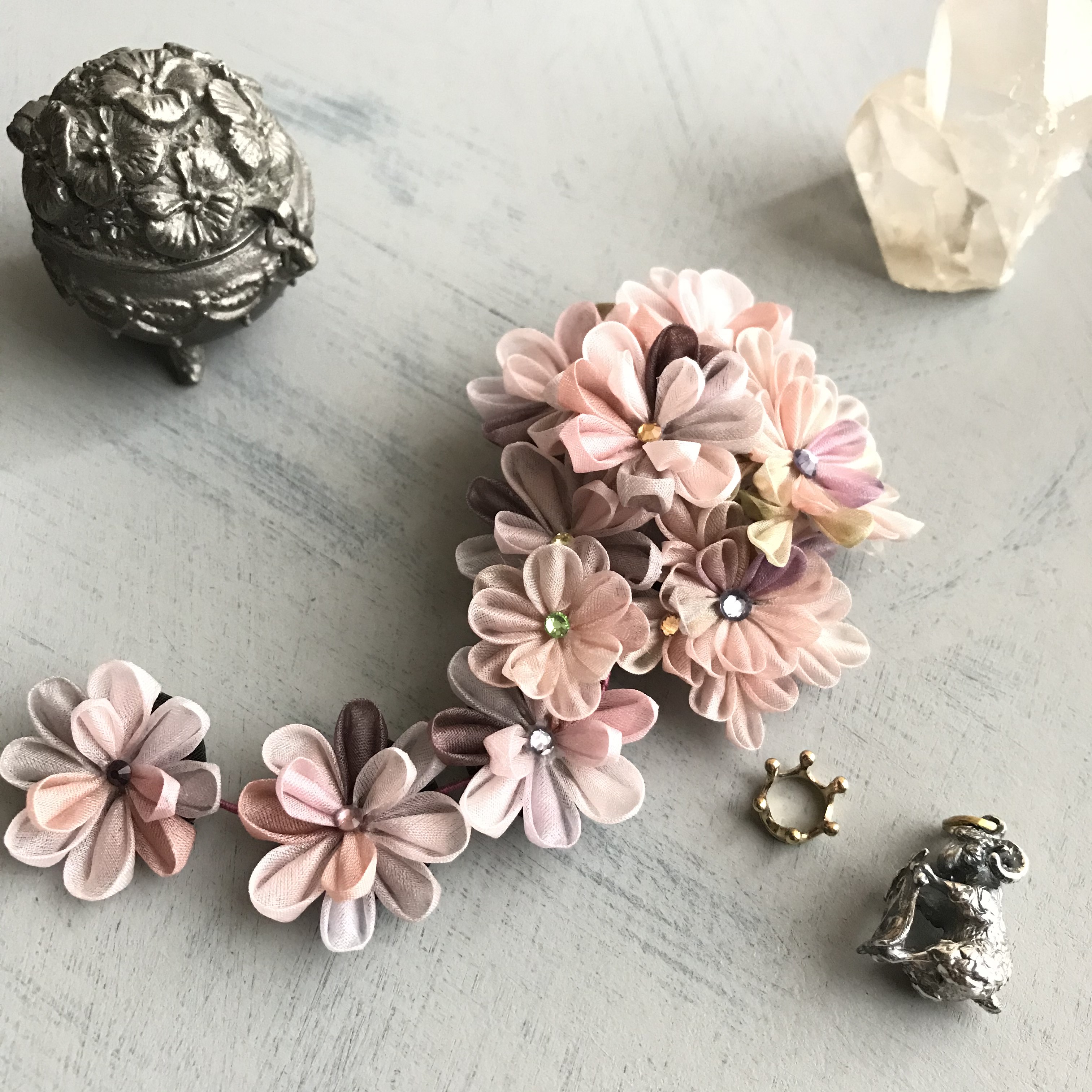 春霞シリーズ　アンティークピンクの花々　正絹羽二重のつまみ細工２Wayコサージュ