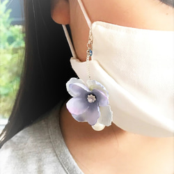 【セール対象】【ピアスみたいなお花のフレグランスマスクチャームアクセサリー☆制作キットもございます 3枚目の画像