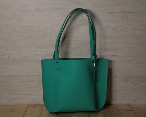 美品 伊勢丹 カタログ レザー トートバッグ カバン グリーン エメラルド 緑 美品 伊勢丹 カタログ レザー トートバッグ カバン グリーン
