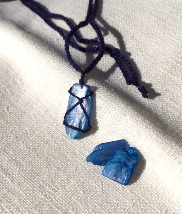 【カイヤナイト　シルクで編んだネックレス】天然石　原石 1枚目の画像
