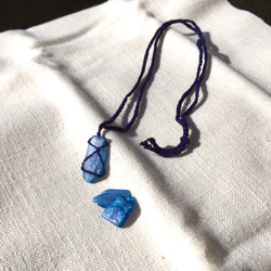 【カイヤナイト　シルクで編んだネックレス】天然石　原石 2枚目の画像