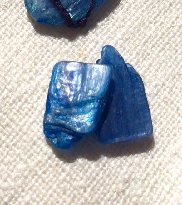 【カイヤナイト　シルクで編んだネックレス】天然石　原石 3枚目の画像