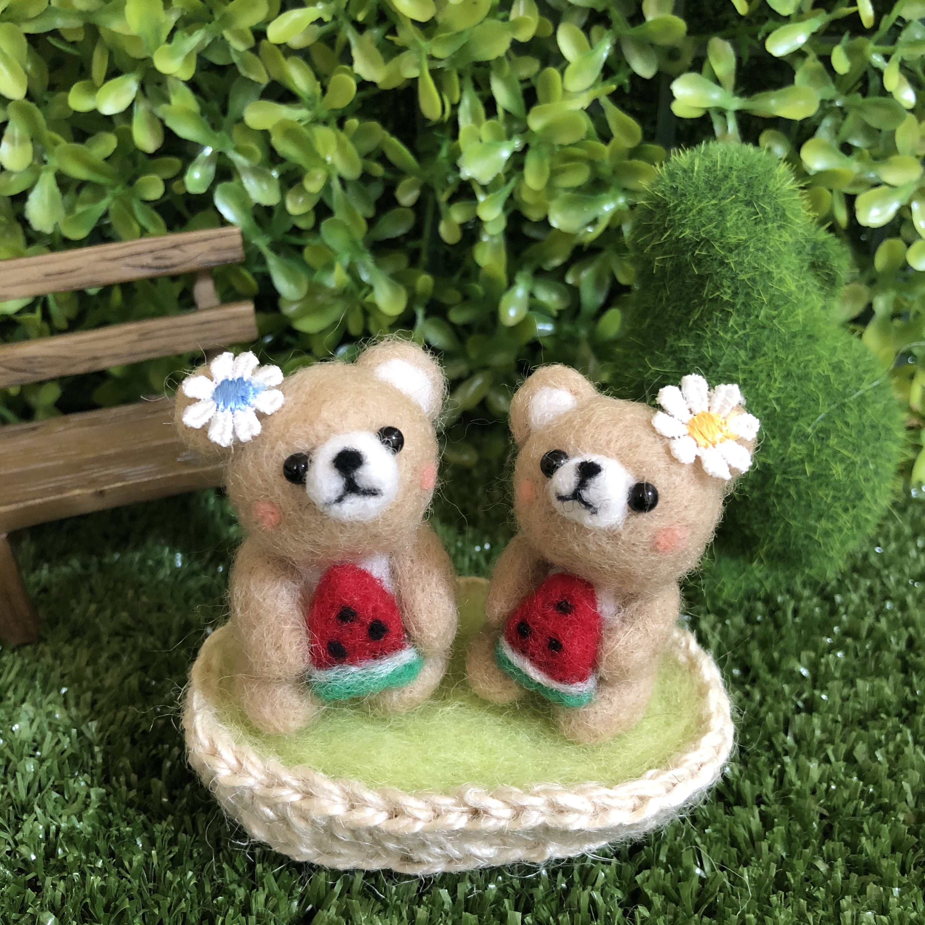 いちごくまちゃん　羊毛フェルト お座りくまちゃん、いちごバッグといちごベレー帽(羊毛フェルト