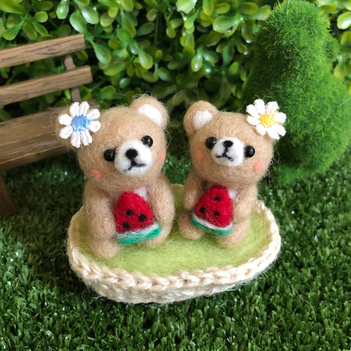 いちごくまちゃん　羊毛フェルト 𓈒𓂂 𓈒𓍼 (´︶`*)~♬♪ﾟ¨ . ハナウタが聞こえてきそう𐤔