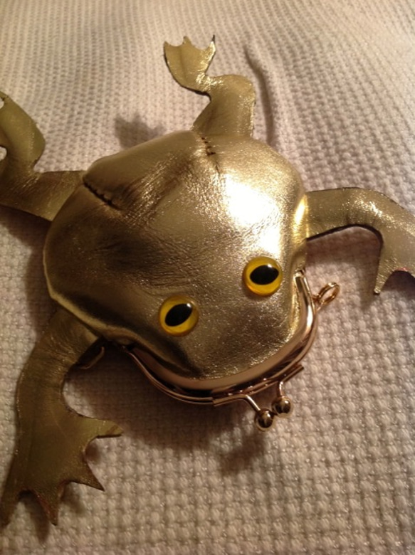 カエルのがま口　金色Bodyと黄色い目 1枚目の画像