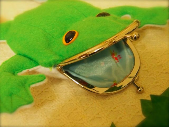 【8/7まで送料無料（Creema限定）】カエルのがま口・フェルト製　黄色い目のアマガエル 3枚目の画像