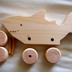 木工作品　色ぬりと組み立てが楽しめる木のくるま「サメ」 3枚目の画像