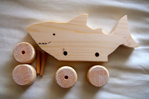 木工作品　色ぬりと組み立てが楽しめる木のくるま「サメ」 3枚目の画像