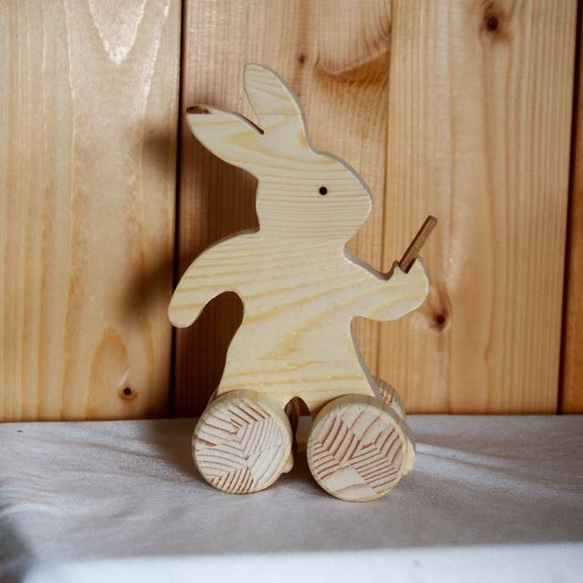 木工作品　色ぬりと組み立てが楽しめる木のくるま「スマホを持った立ちウサギ」 2枚目の画像